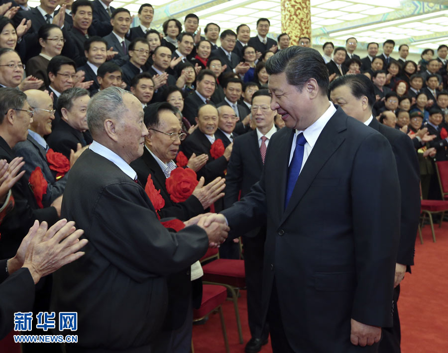 11月26日,党和国家领导人习近平、刘云山、张高丽等在北京人民大会堂会见全国离退休干部先进集体和先进个人代表。 新华社记者 兰红光 摄
