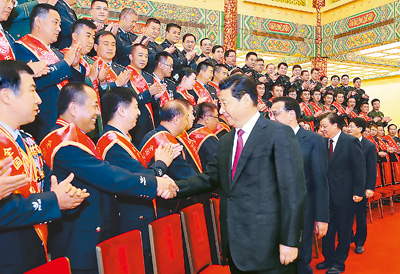 10月28日,党和国家领导人习近平、李克强、刘云山等在北京人民大会堂会见全国公安机关爱民模范集体代表和爱民模范。这是习近平在会见时发表重要讲话。新华社记者 鞠鹏 摄