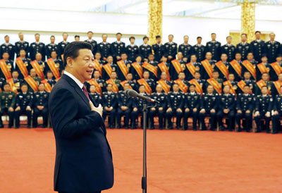 10月28日,党和国家领导人习近平、李克强、刘云山等在北京人民大会堂会见全国公安机关爱民模范集体代表和爱民模范。这是习近平在会见时发表重要讲话。新华社记者 鞠鹏 摄